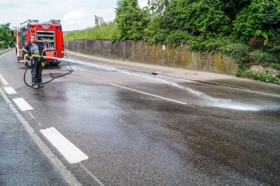 Kirchheim a.N.: Traktor-Anhaenger mit Spritzmittel fuer den Weinanbau kippt um - Feuerwehr rueckt mit Grossaufgebot an
